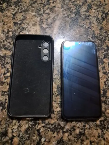 A54 semi novo (128gigas). Vai com carregador.