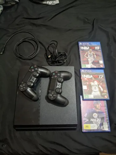 Playstation 4 fat 500 GB, 2 controles(1 com defeito) e 7 jogos mídia física 
