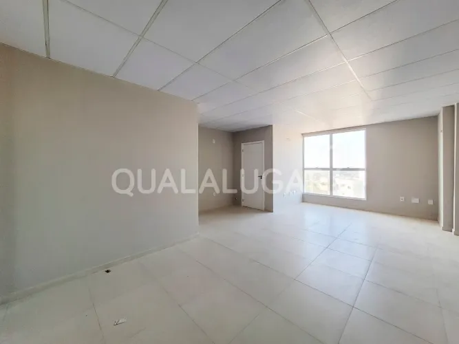 Sala para locação e venda com vaga de garagem em frente ao Farol Shopping, Tubarão, SC