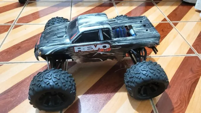 Automodelo Traxxas Revo 3.3 Nitro em ótimo estado