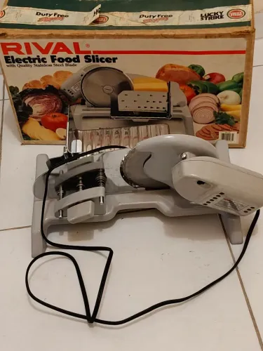 fatiador de alimentos elétrico da marca Rival, modelo 1101, com lâmina de aço inoxidável