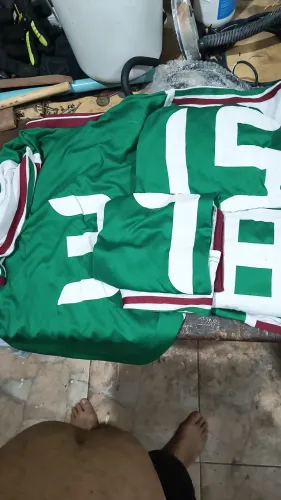 Camisas e calções de de futebol novo na cor verde e branco 