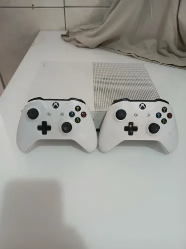 Vende-se Xbox One - 4K - 2 controles - 1TB