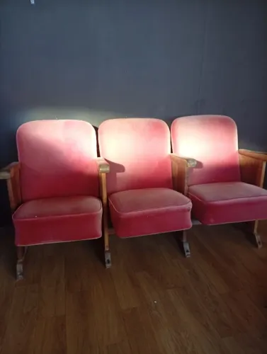 Vende-se Cadeiras de Cinema