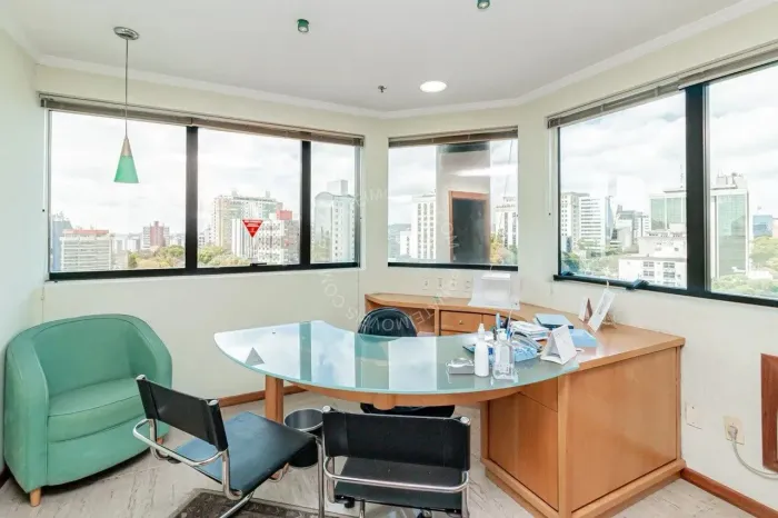 Sala mobiliada para alugar com 133,28m² e 4 vagas de garagem junto a Carlos Gomes