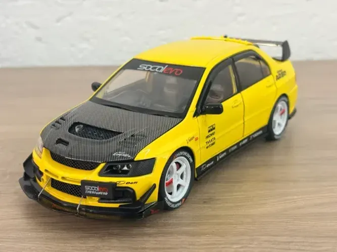 Miniatura Mitsubishi Lancer Evolution IX 1:24 amarelo - som e luz