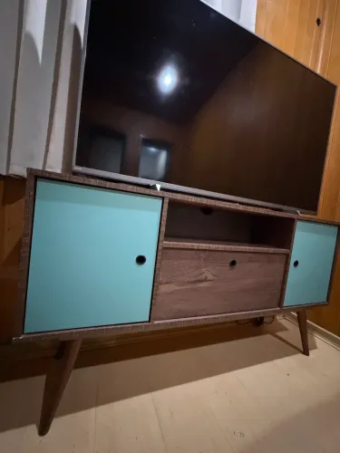 Rack retrô com detalhes em azul turquesa - estilo moderno e elegante