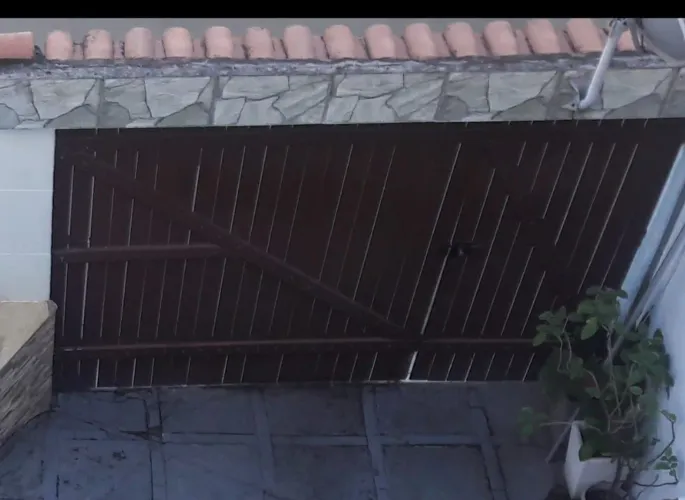 PORTÃO DE GARAGEM EM MADEIRA MACIÇA COM 3,00 X 2,10 METROS COM ACESSO PEDESTRE