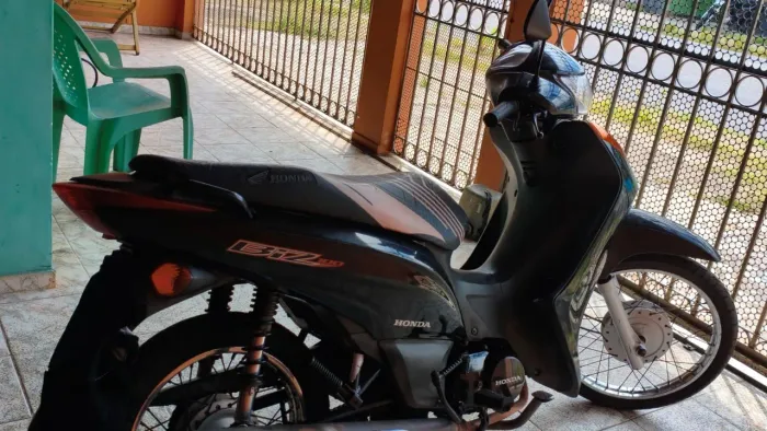 VENDO MOTO BIZ SUPER CONSERVADA.
