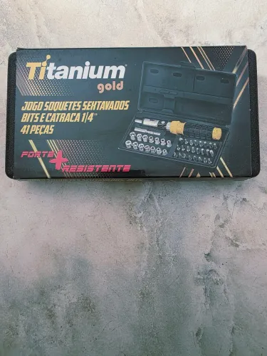 Jogo de soquetes sextavados, bits e catraca da marca Titanium, modelo Gold com 41 peças. 