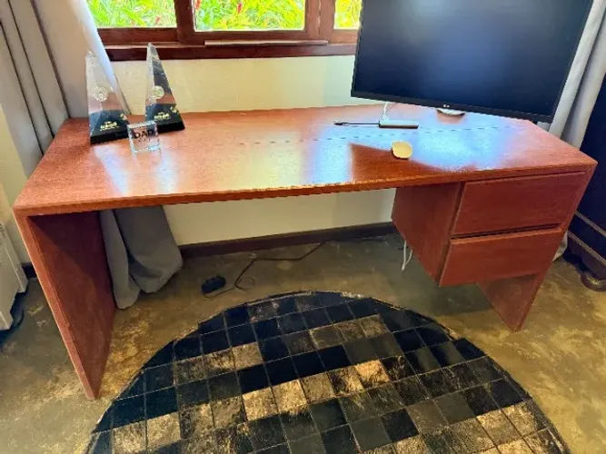 Mesa de escritório personalizada em madeira maciça Jatobá