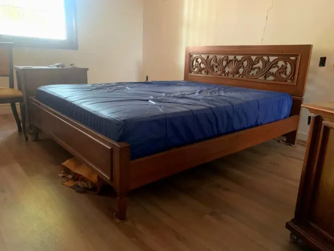 Cama Entalhada Clássica Queen em madeira maciça