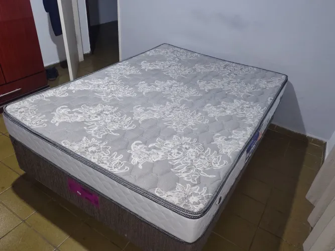 Vendo cama box com colchão