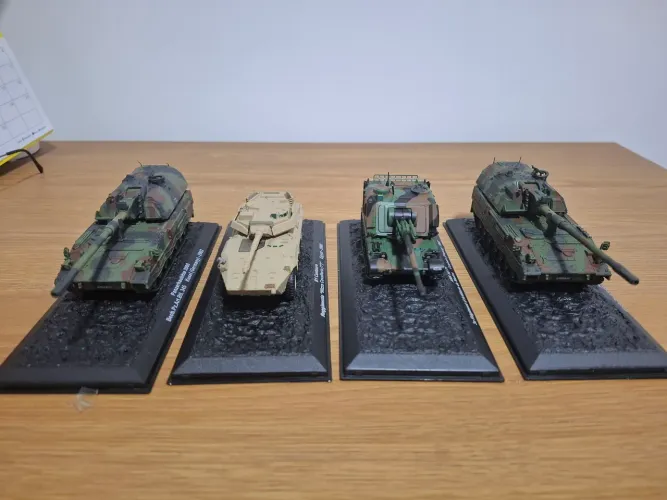 Vende-se cada Miniaturas Colecionáveis - Tanques de Guerra Militares