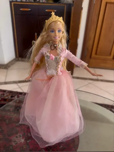 Barbie Anneliese a princesa e a plebeia
