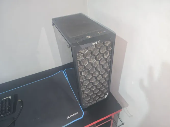 Gabinete gamer mancer narock usado cor preta, ATX/MATX/ITX, Sem fans, lateral em vidro