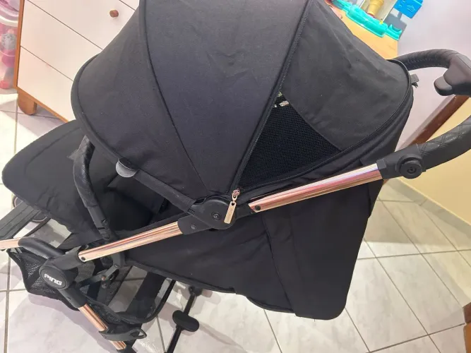 Carrinho de Bebê Ping Preto - Modelo Rose  - Acompanha Capa de Chuva e Colchonete