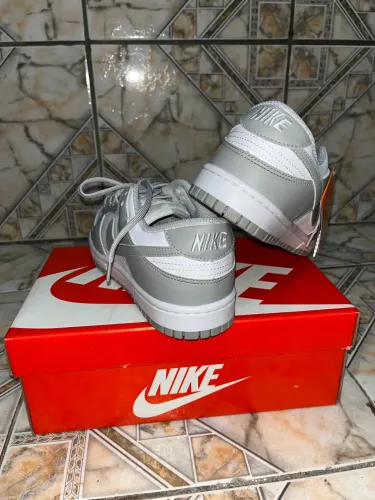 Tênis Nike Dunk cinza