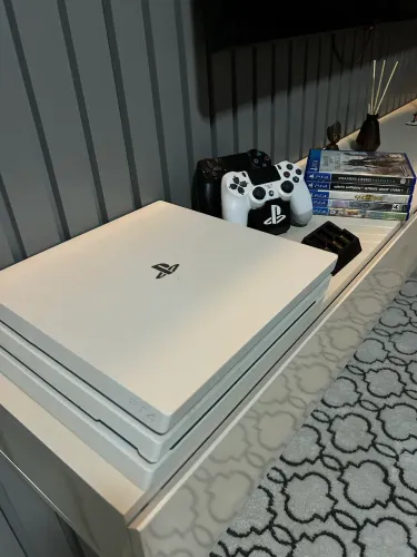 PS4 Pro branco 1TB