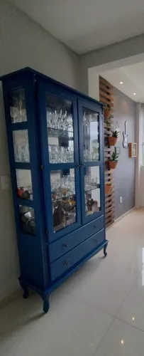 Cristaleira Clássica em Madeira Maciça