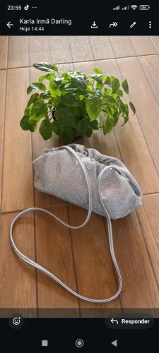Vende-se linda bolsa fashion prata , marcar Renner 
