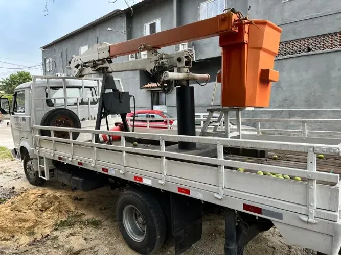 Caminhão Com Cesto Aério Isolado 