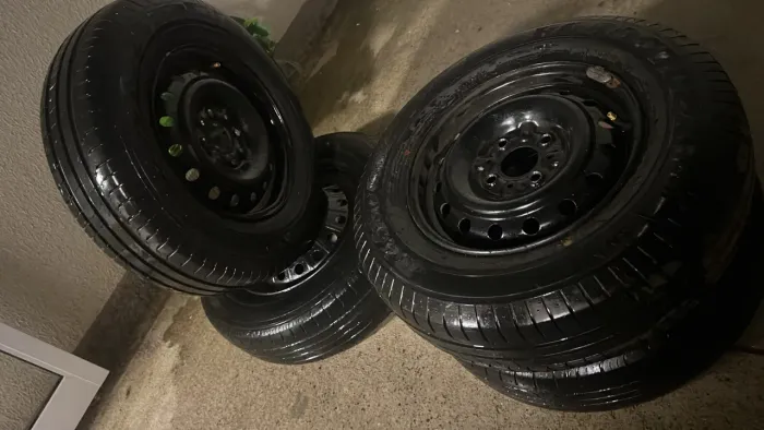 Pneus  importado 13 175 75 . 2 rodou 3 dia 02 50%  roda Fiat  pega gambira  