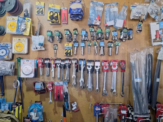 Vende-se estoque e estrutura de ferragista para retirar do local