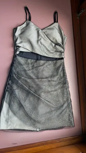 vestido bobbylulu, preto com brilho dourado, tamanho 14