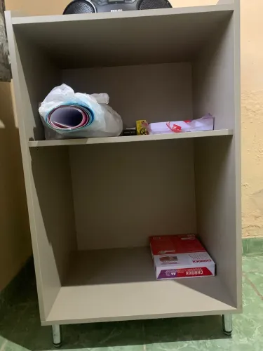 Vendo mesa com bancada e divisorias.