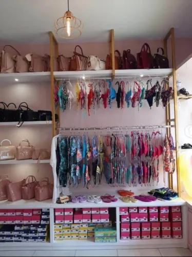 Vendo mobília para loja, sem mercadorias. Para maiores informações entrar em contato.