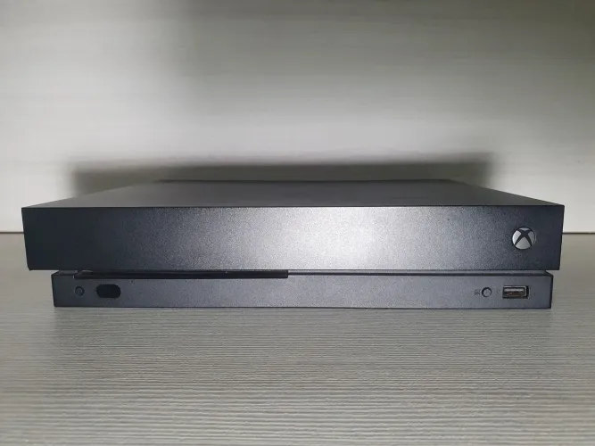 Xbox one X com controle e cabos