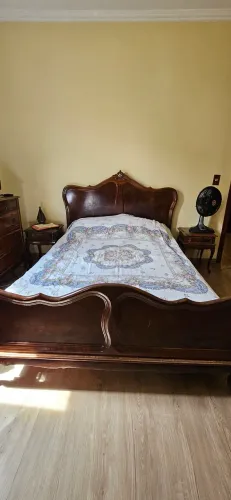 Vendo cama de casal em madeira com colchão de espuma da ortobom já higienizado.
