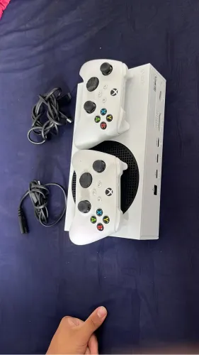 XBOX SERIES S COM DUAS MANETES + FIFA 2026