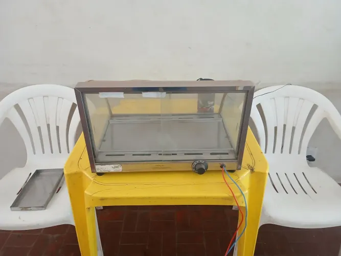 Estufa de salgados um vidro esta quebrado mais está funcionando.