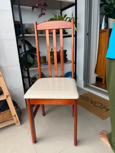Conjunto com 6 cadeiras de jantar estofadas com estrutura em madeira