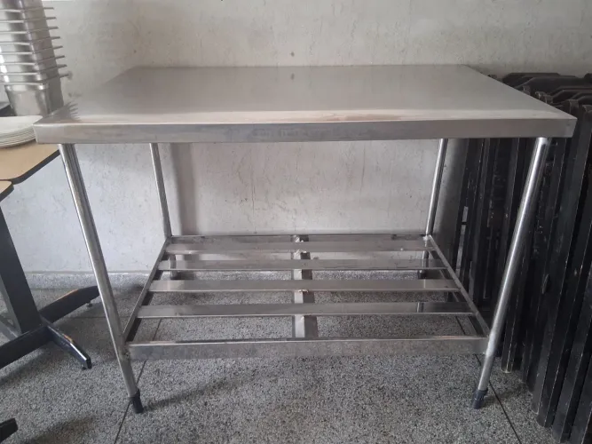 Mesa industrial em inox 