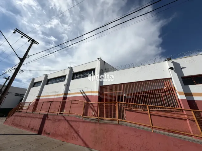 Prédio comercial disponível para locação no bairro Osvaldo Rezende em Uberlândia-MG