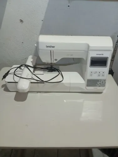 Máquina de Bordar Doméstica Brother PE810L Bivolt Seminova