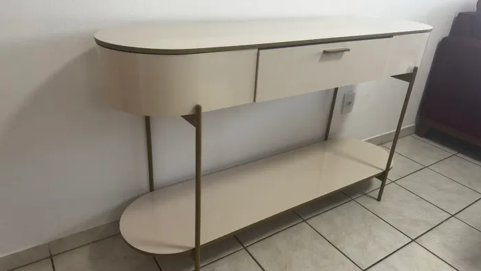 Aparador moderno e em excelente estado