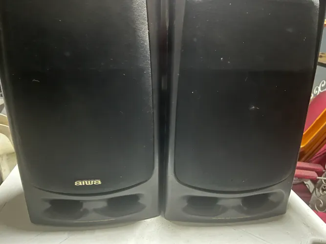 Duas caixas de som Aiwa antigas
