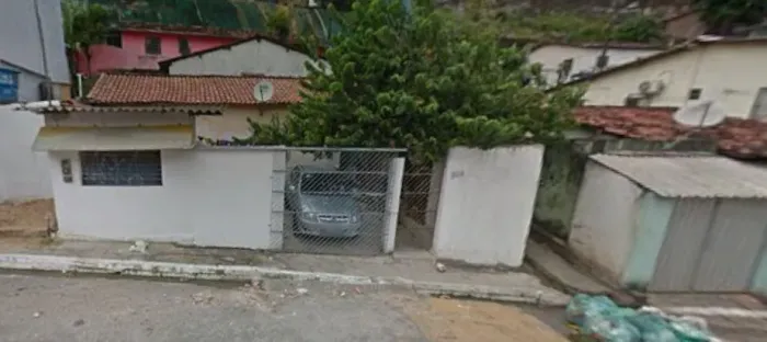 Vende-se duas casas em casa amarela.