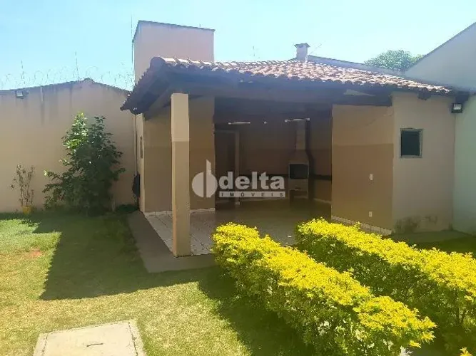Casa em condomínio disponível para venda no bairro Minas Gerais em Uberlândia-MG