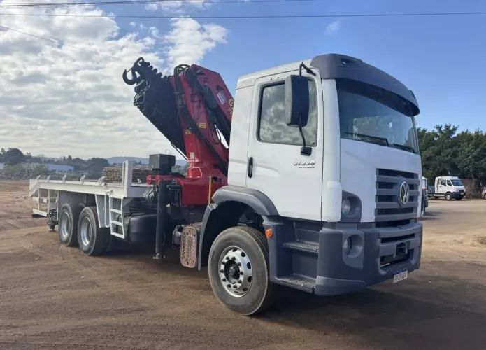 VW 31.330 ano 2017, 6x4, com Munck Palfinger PK42502 e Prancha para transportar máquinas 