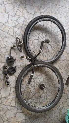 VENDO ESSAS PEÇAS DE BICICLETA VALOR 150