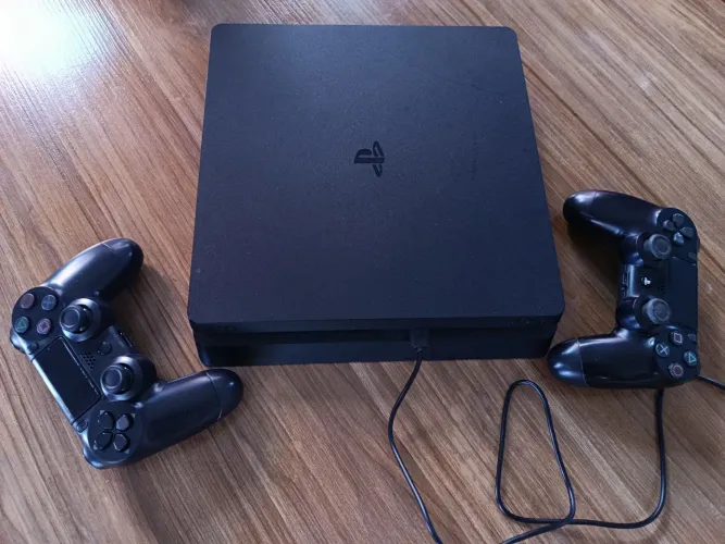 PS4 Slim 500 GB com 2 controles e 5 jogos mídia física