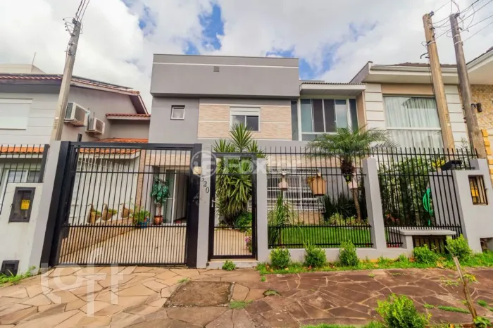 Casa à venda em Mário Quintana com 200 m², 3 quartos, 1 suíte, 2 vagas
