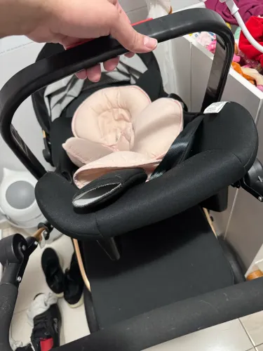 Carrinho de bebê + bebê conforto novos