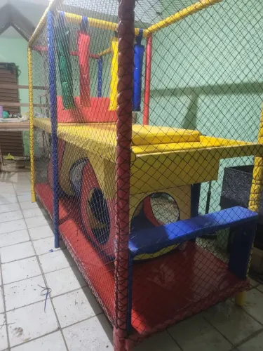 Parque infantil colorido 