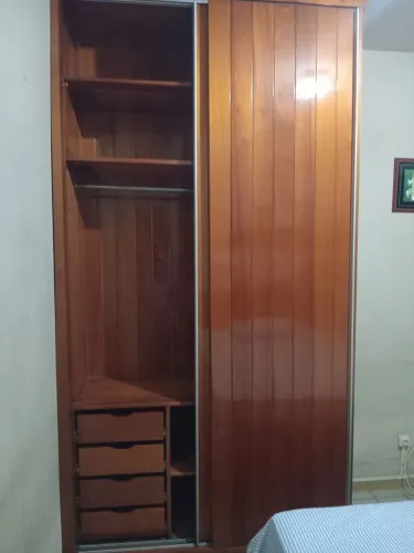 Vendo guarda roupa de madeira nobre